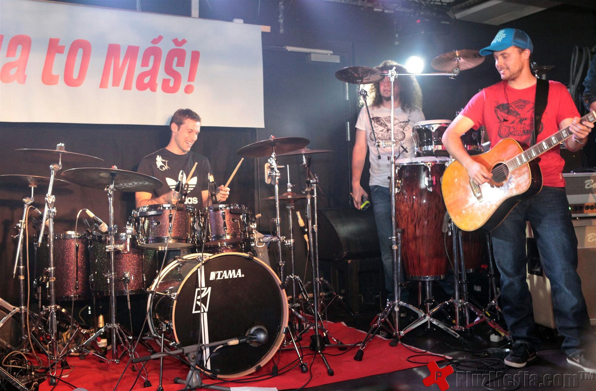 Petr Cech plays the drums with Czech rock band 'Eddie Stoilow' - Photos | Picture 98788